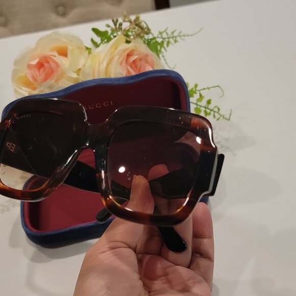 Authentic Gucci sunglasses with case - Picture 7 of 10